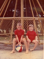 /album/galerie-de-photos-page-daccueil3/ma-cousine-et-moi-sur-le-tourniquet-1960-jpg/